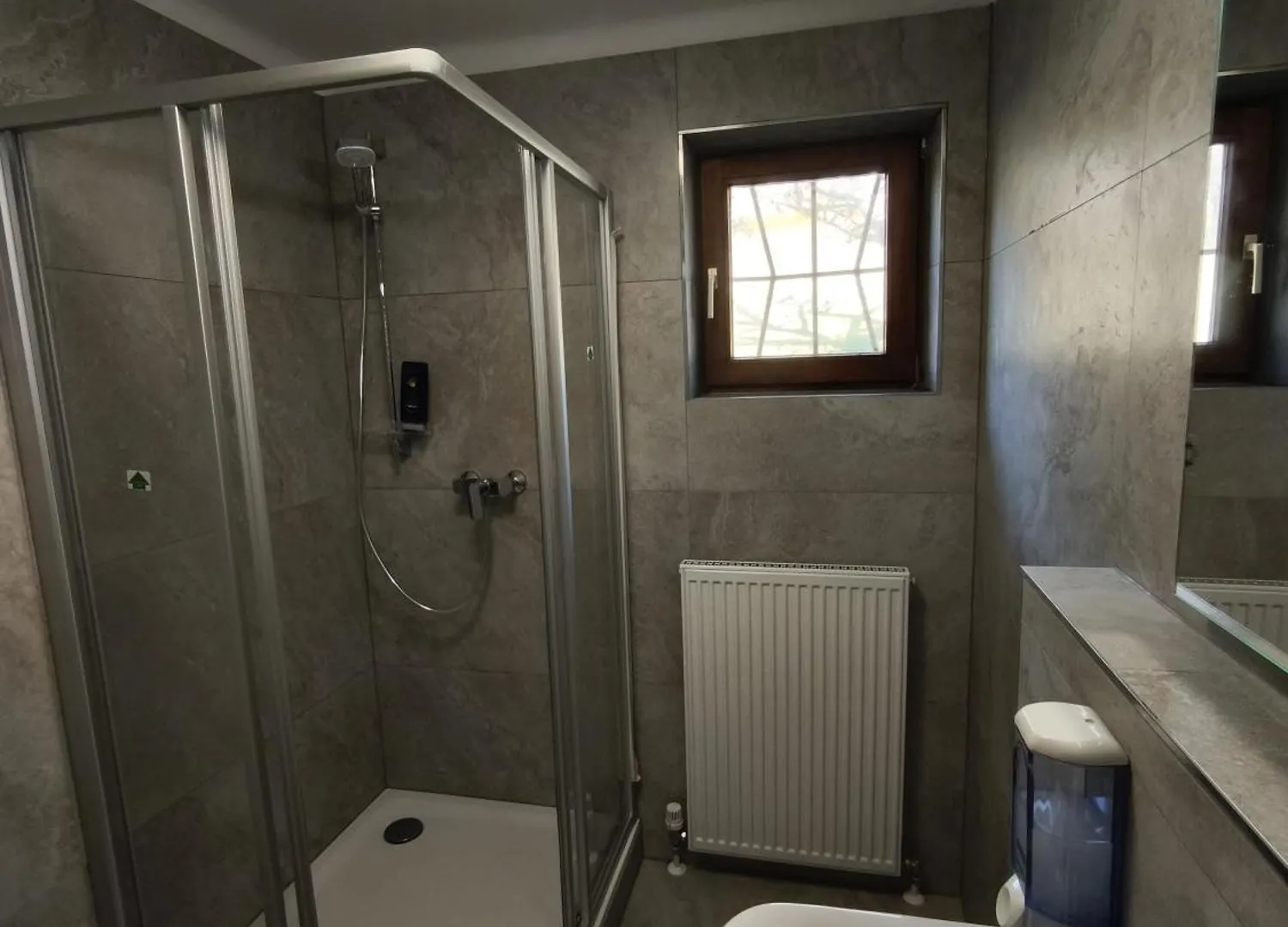 Spacious Room In Modern Flat Innsbruck Homestay